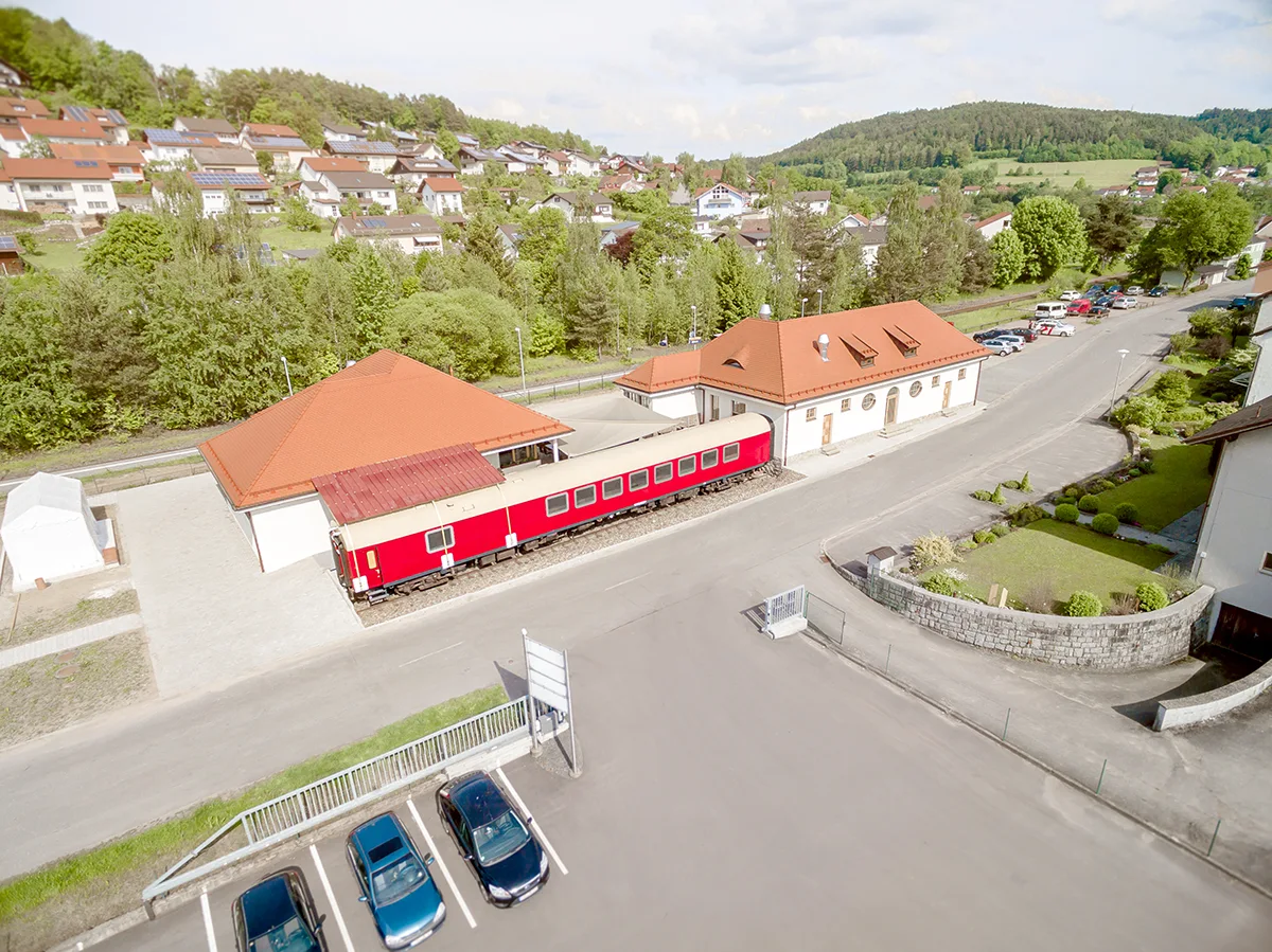 Cafe Waffel von außen, Bahnhof